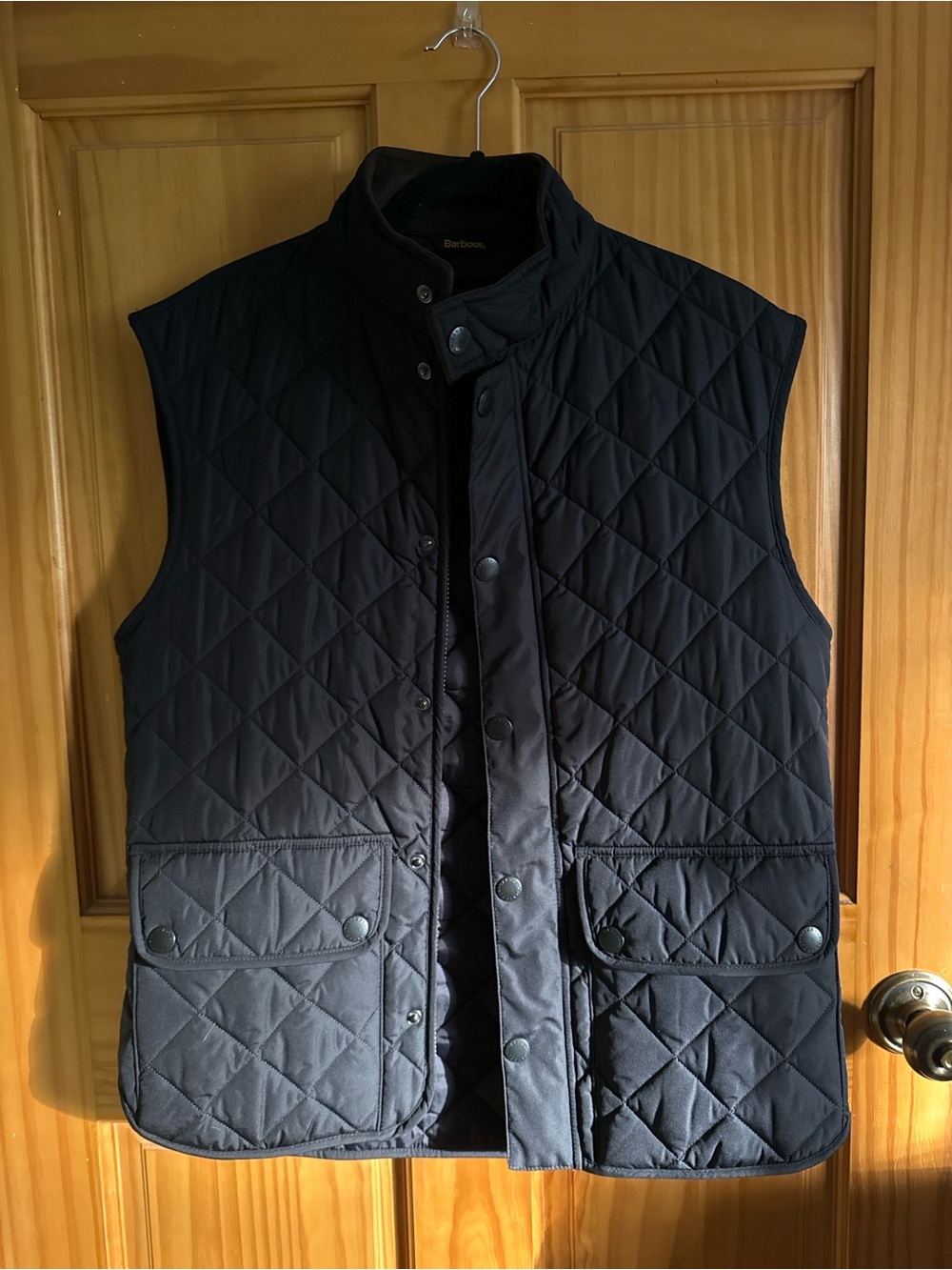 Men’s Medium Barbour Lowerdale Quilted Gilet Vest in navy.
